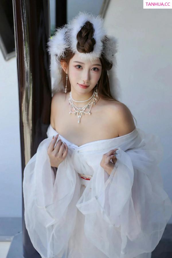   [XiuRen]高清写真图 2025.10.09 No.10843 金允希Yuki 低胸长裙第41张图片
